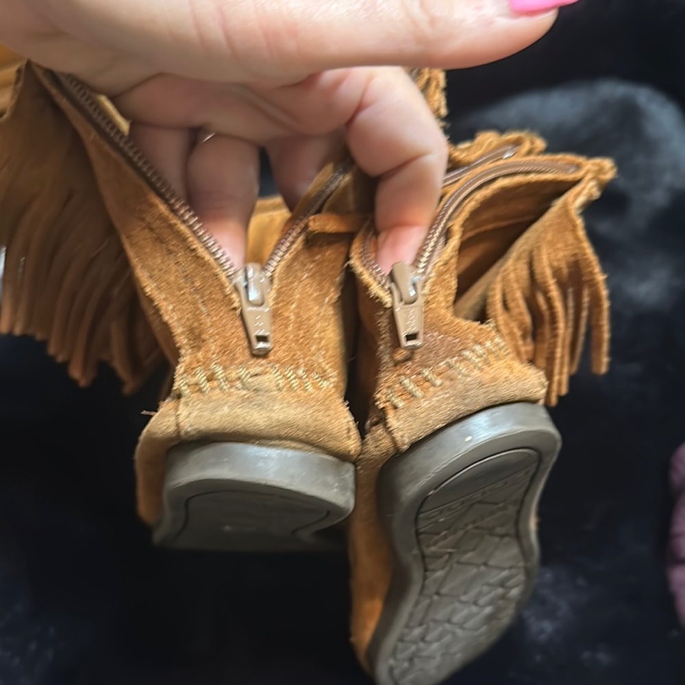 Minnetonka Tan Suede Moccasin Fringe Shoes - Picture 9 of 12